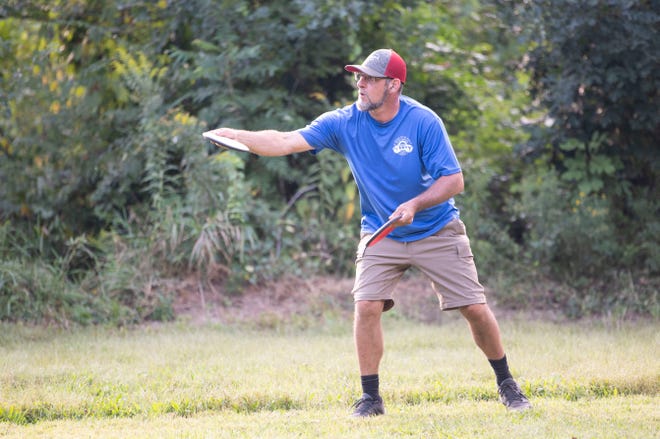 Kevin Baldwin throws a disc at Kimball Pines on Thursday, Sep. 8, 2022.